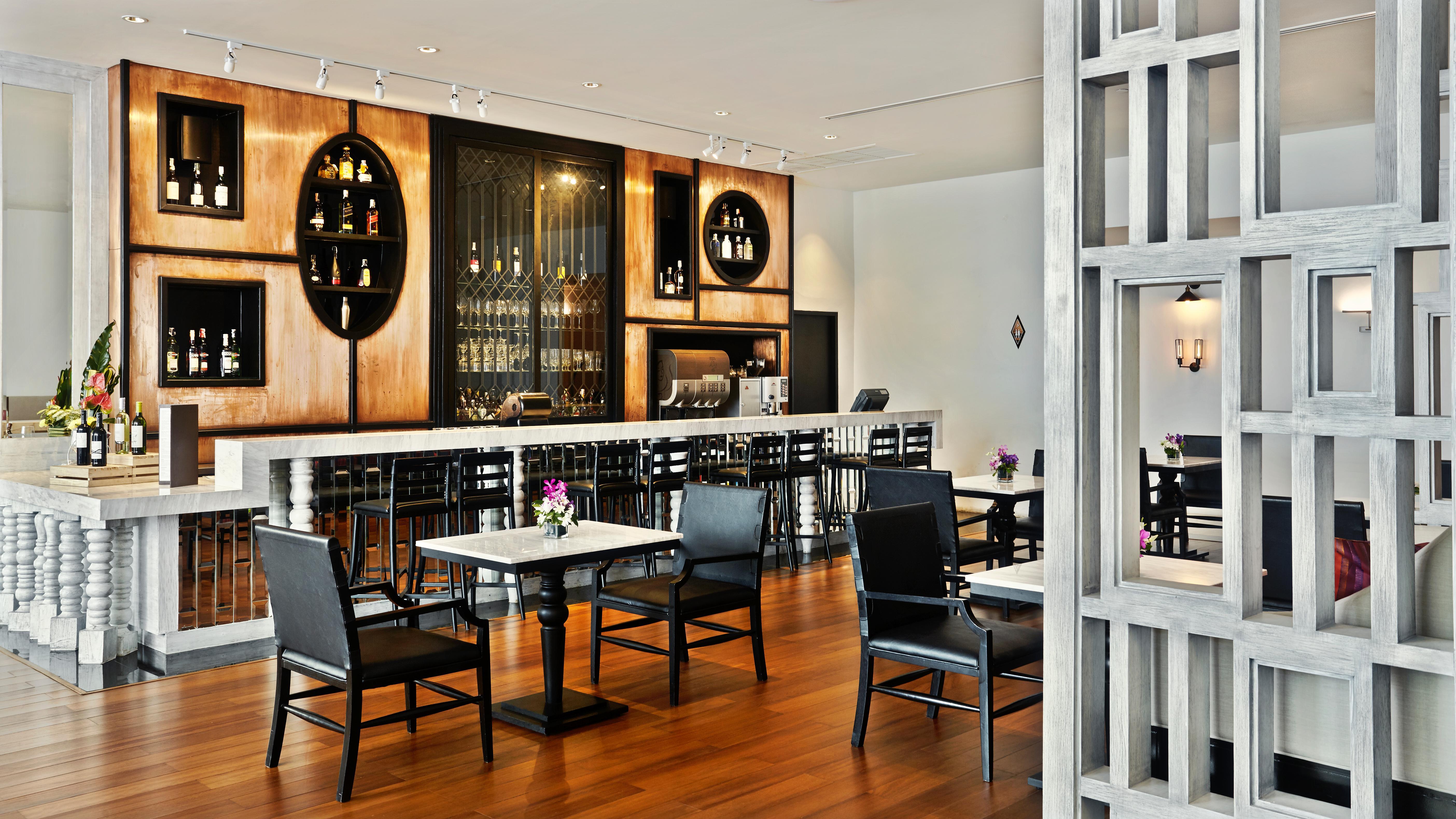 Moevenpick Hotel Sukhumvit 15 Бангкок Экстерьер фото The lounge at the airport