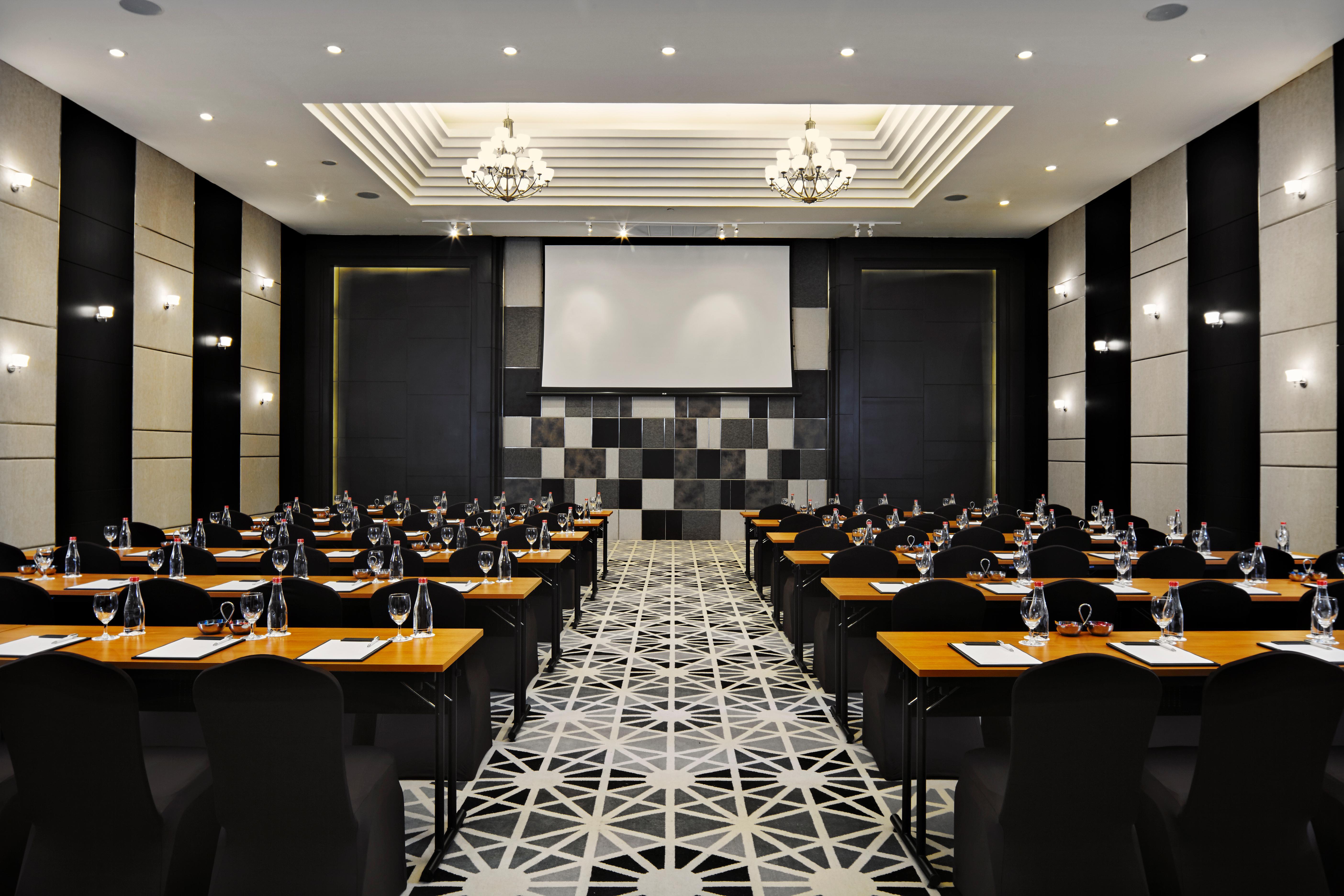 Moevenpick Hotel Sukhumvit 15 Бангкок Экстерьер фото A conference room