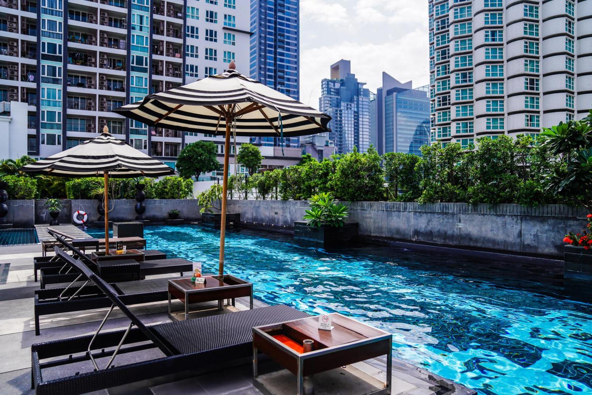 Moevenpick Hotel Sukhumvit 15 Бангкок Экстерьер фото The pool at the hotel