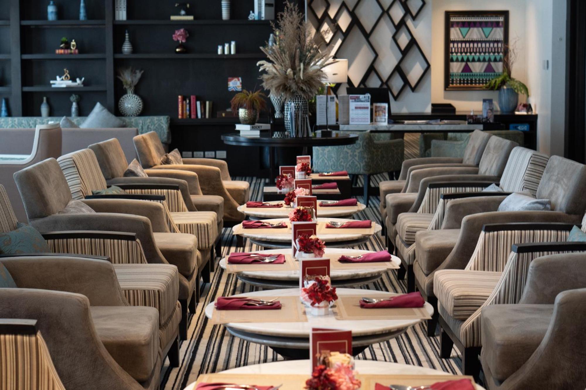 Moevenpick Hotel Sukhumvit 15 Бангкок Экстерьер фото The lounge at the airport