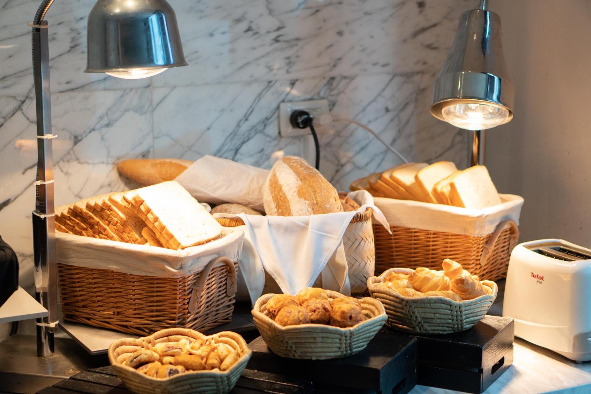 Moevenpick Hotel Sukhumvit 15 Бангкок Экстерьер фото Bread and pastry at a buffet