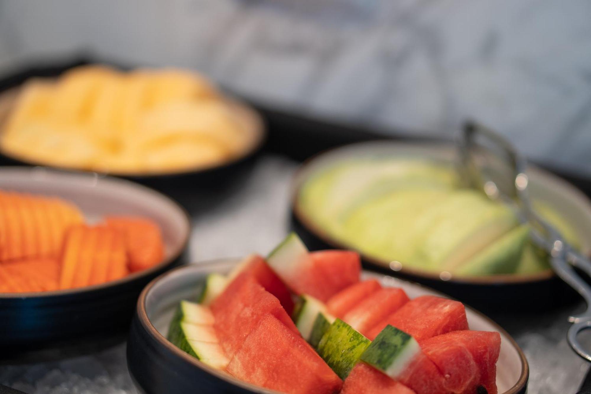 Moevenpick Hotel Sukhumvit 15 Бангкок Экстерьер фото Fruit salad