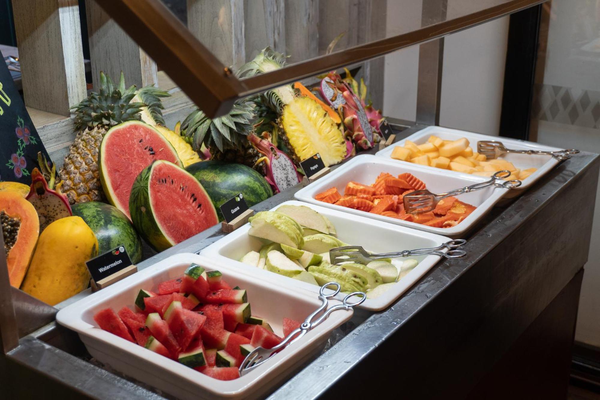 Moevenpick Hotel Sukhumvit 15 Бангкок Экстерьер фото Fruit salad