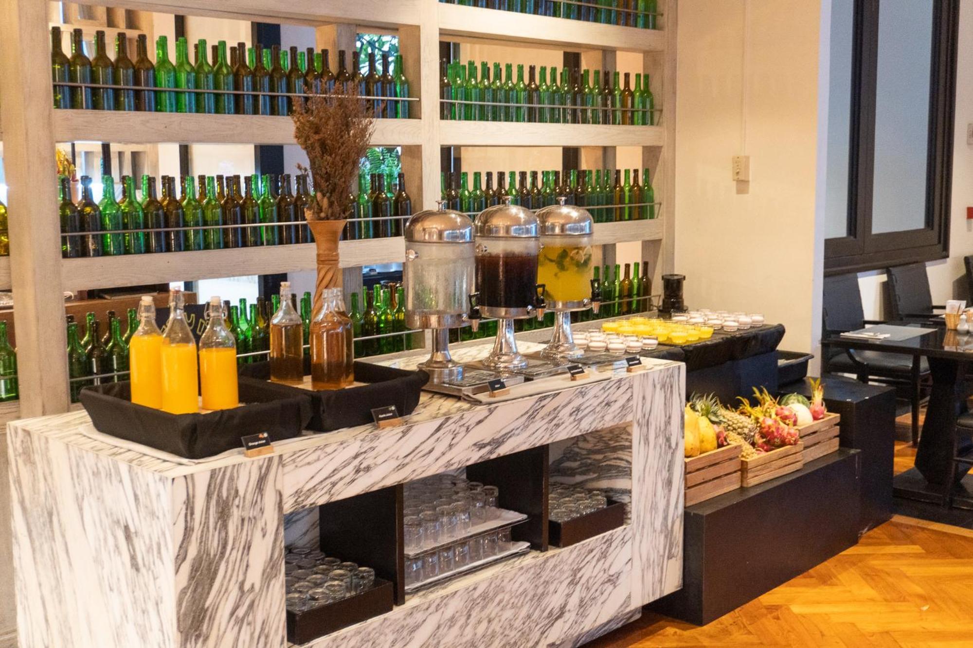 Moevenpick Hotel Sukhumvit 15 Бангкок Экстерьер фото A juice bar