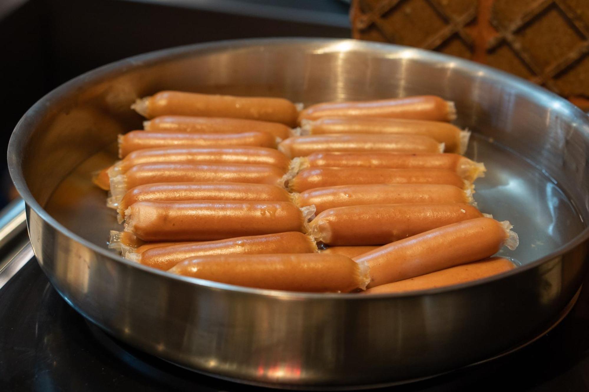 Moevenpick Hotel Sukhumvit 15 Бангкок Экстерьер фото A pan of uncooked chipolata sausages
