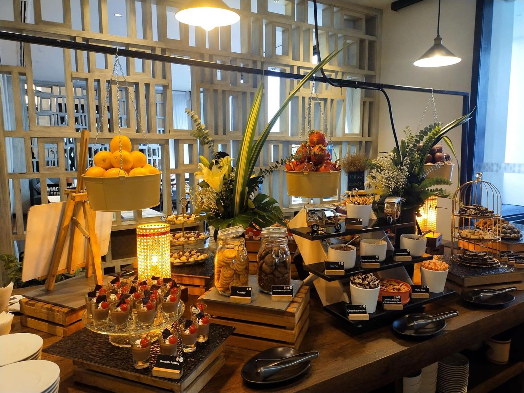 Moevenpick Hotel Sukhumvit 15 Бангкок Экстерьер фото A dessert buffet