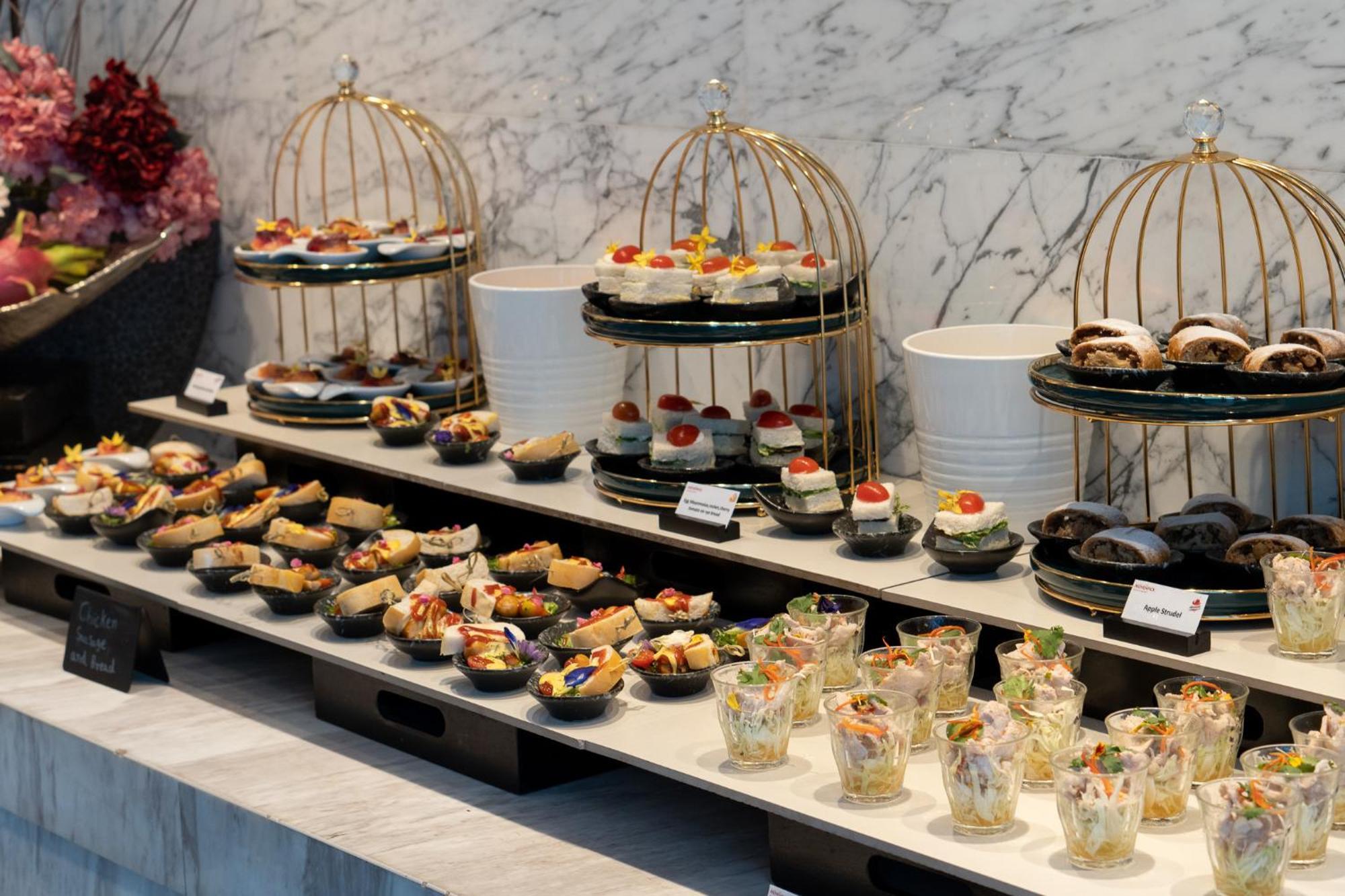 Moevenpick Hotel Sukhumvit 15 Бангкок Экстерьер фото A buffet of hors d'oeuvres