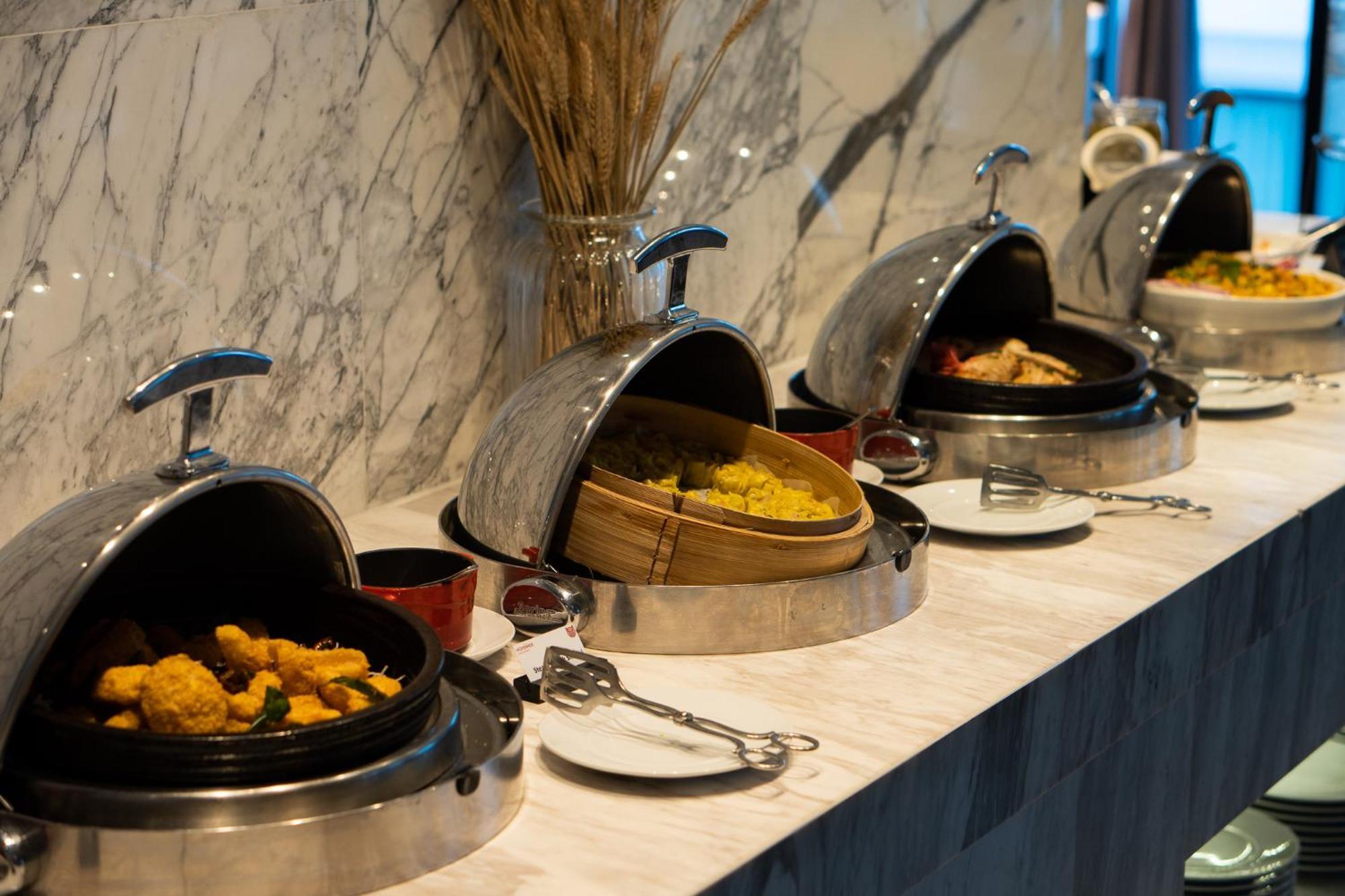 Moevenpick Hotel Sukhumvit 15 Бангкок Экстерьер фото A selection of food at a buffet