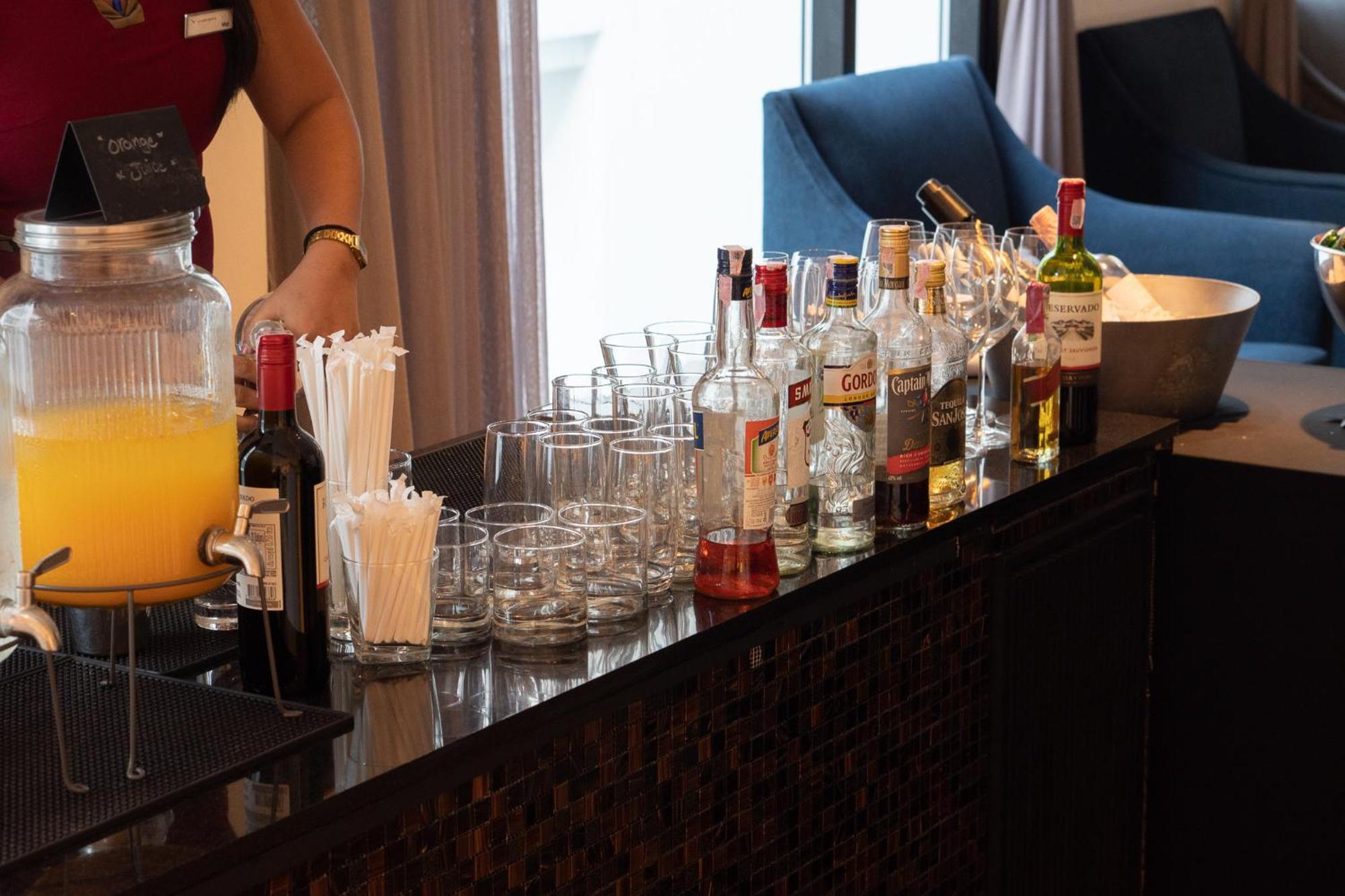 Moevenpick Hotel Sukhumvit 15 Бангкок Экстерьер фото A bar in a hotel