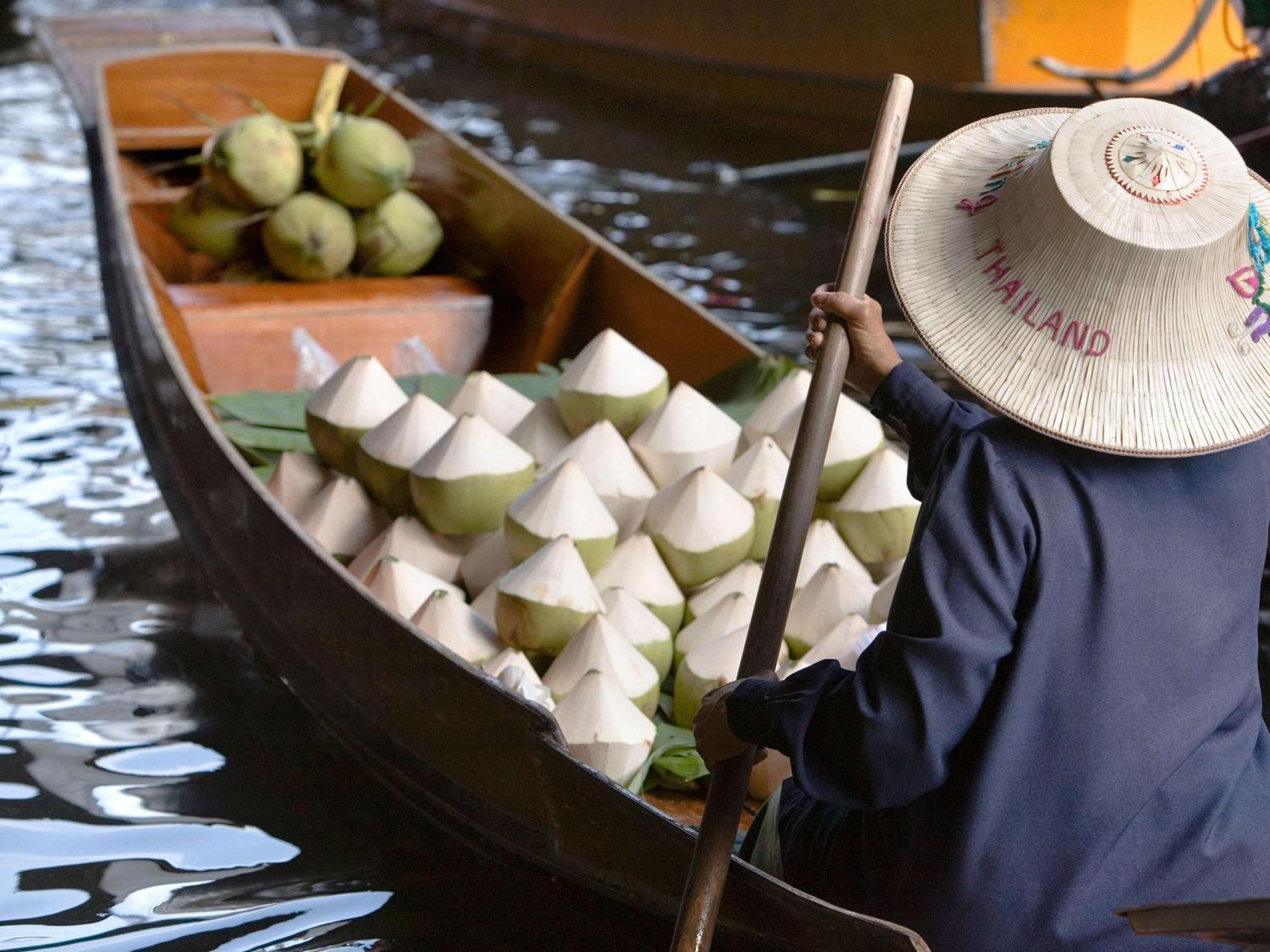 Moevenpick Hotel Sukhumvit 15 Бангкок Экстерьер фото A vendor selling coconuts on the Chao Phraya River, Bangkok, Thailand