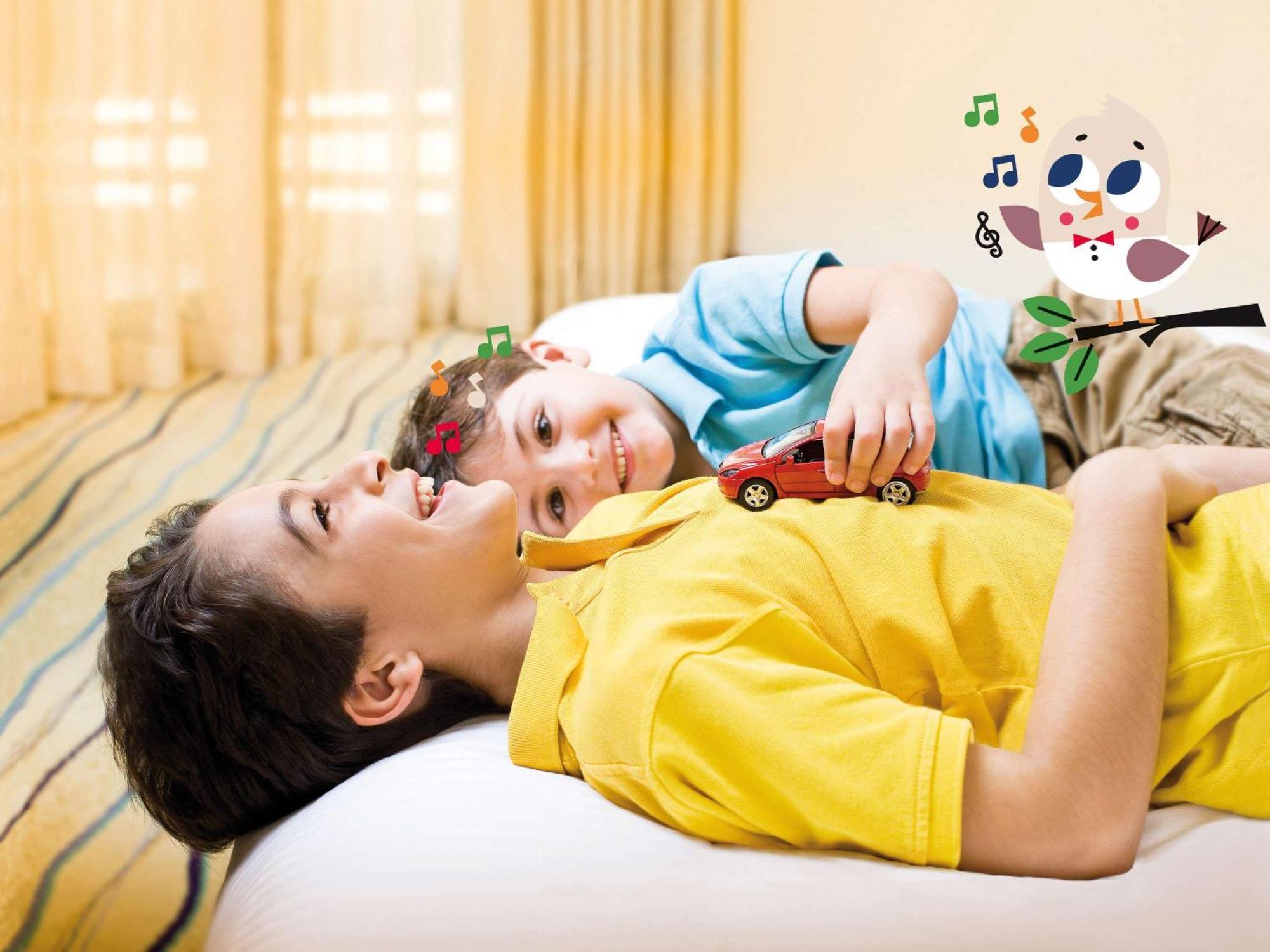 Moevenpick Hotel Sukhumvit 15 Бангкок Экстерьер фото A child with autism playing with a toy car